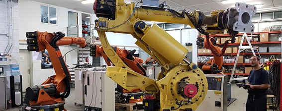 Robots industriales reacondicionados KUKA y FANUC en taller técnico de Eurobots