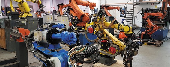 Robots industriales reacondicionados KUKA y FANUC en taller técnico de Eurobots