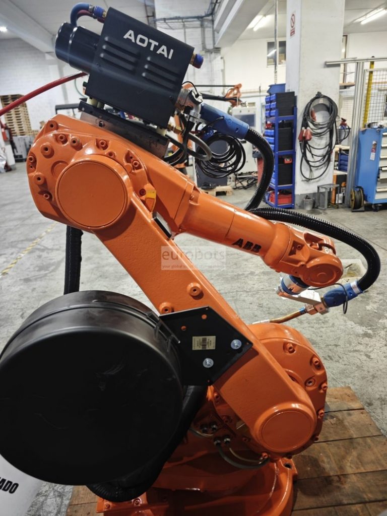 Robot industrial ABB con sistema AOTAI realizando soldadura robotizada en taller industrial