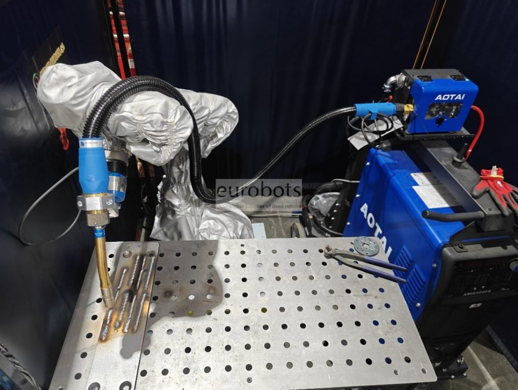 Robot industrial ABB con sistema AOTAI realizando soldadura robotizada en taller industrial