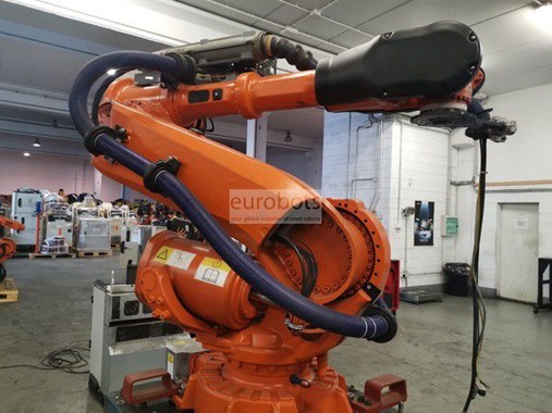 Brazo robótico industrial ABB IRB 6640 de gran tamaño con estructura robusta en color naranja, instalado en una planta de manufactura. El robot cuenta con mangueras y cableado integrados y está diseñado para manipulación de cargas pesadas y tareas automatizadas en entornos industriales avanzados.